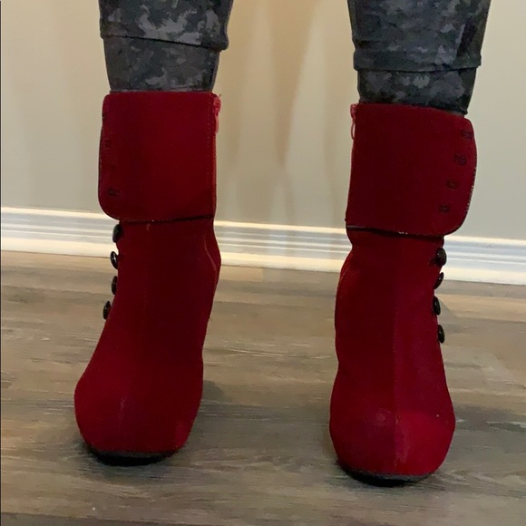 Red heeled boots - Picture 4 of 4